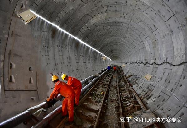 安全隧道加密示意，锁与数据流
